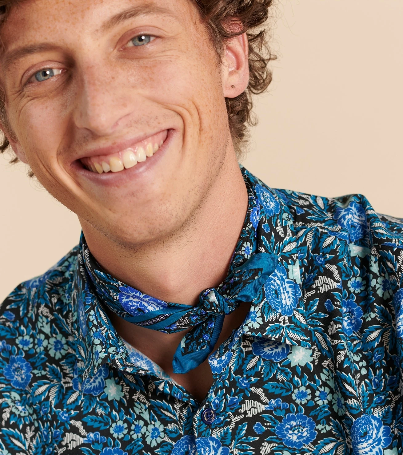 Pochette Gavroche En Twill De Soie ROSERAIE Bleu 45 X 45 Cm 2 Pochette Gavroche En Twill De Soie ROSERAIE Bleu 45 X 45 Cm – Image 2