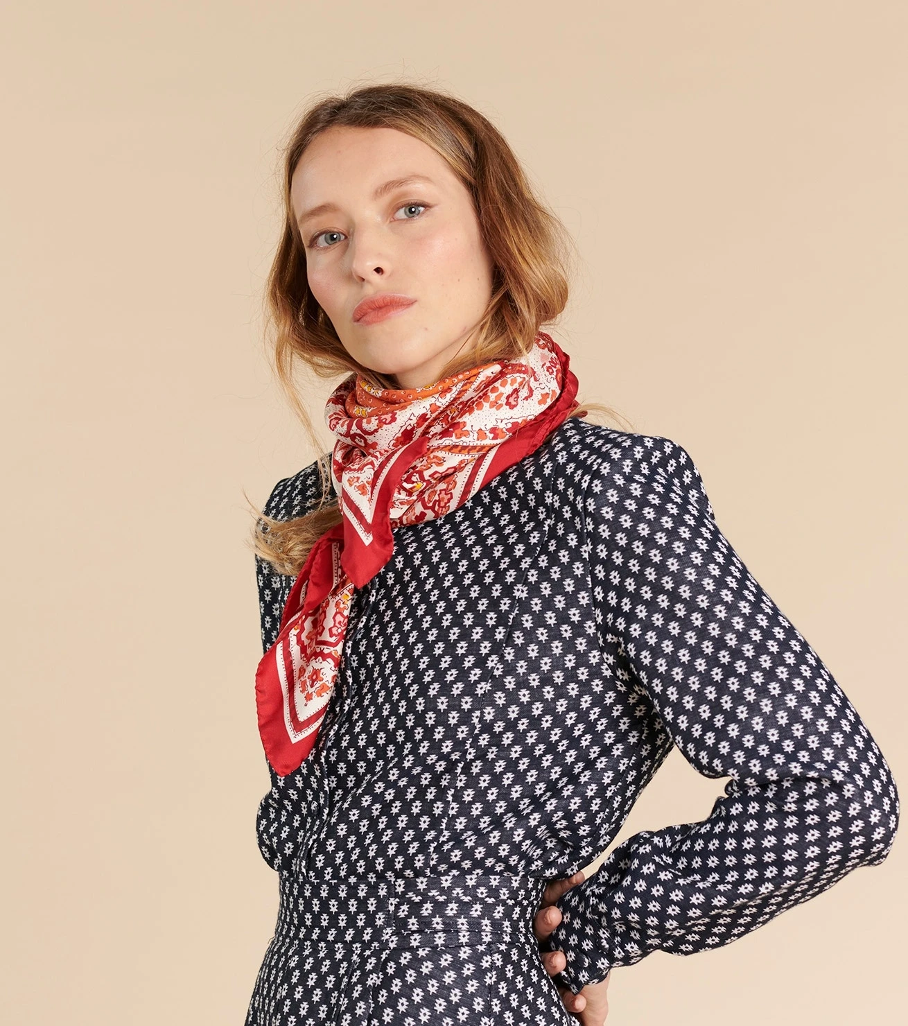 Carré En Twill De Soie MOURIES Block Print Orange Et Rouge 90 X 90 Cm 2 Carré En Twill De Soie MOURIES Block Print Orange Et Rouge 90 X 90 Cm – Image 2