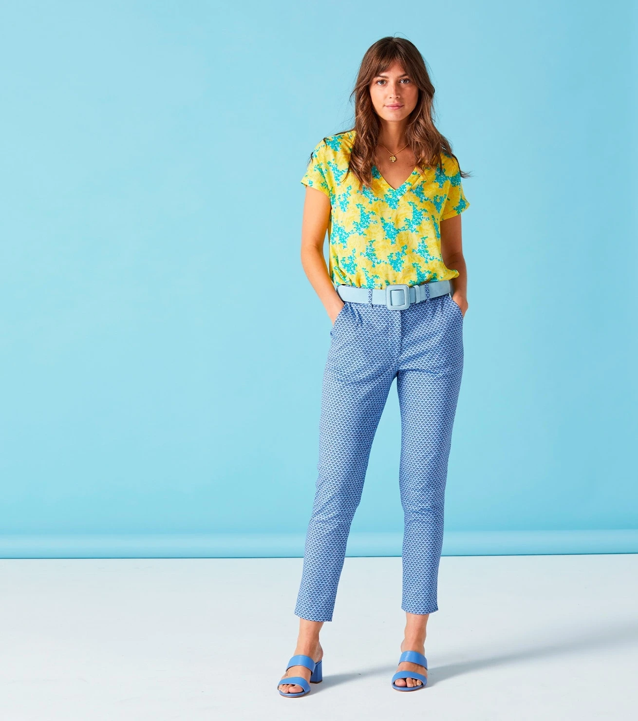 Blouse JACKIE Bouquet De Roses Bouton D'or Aqua 4 Blouse JACKIE Bouquet De Roses Bouton D'or Aqua – Image 4