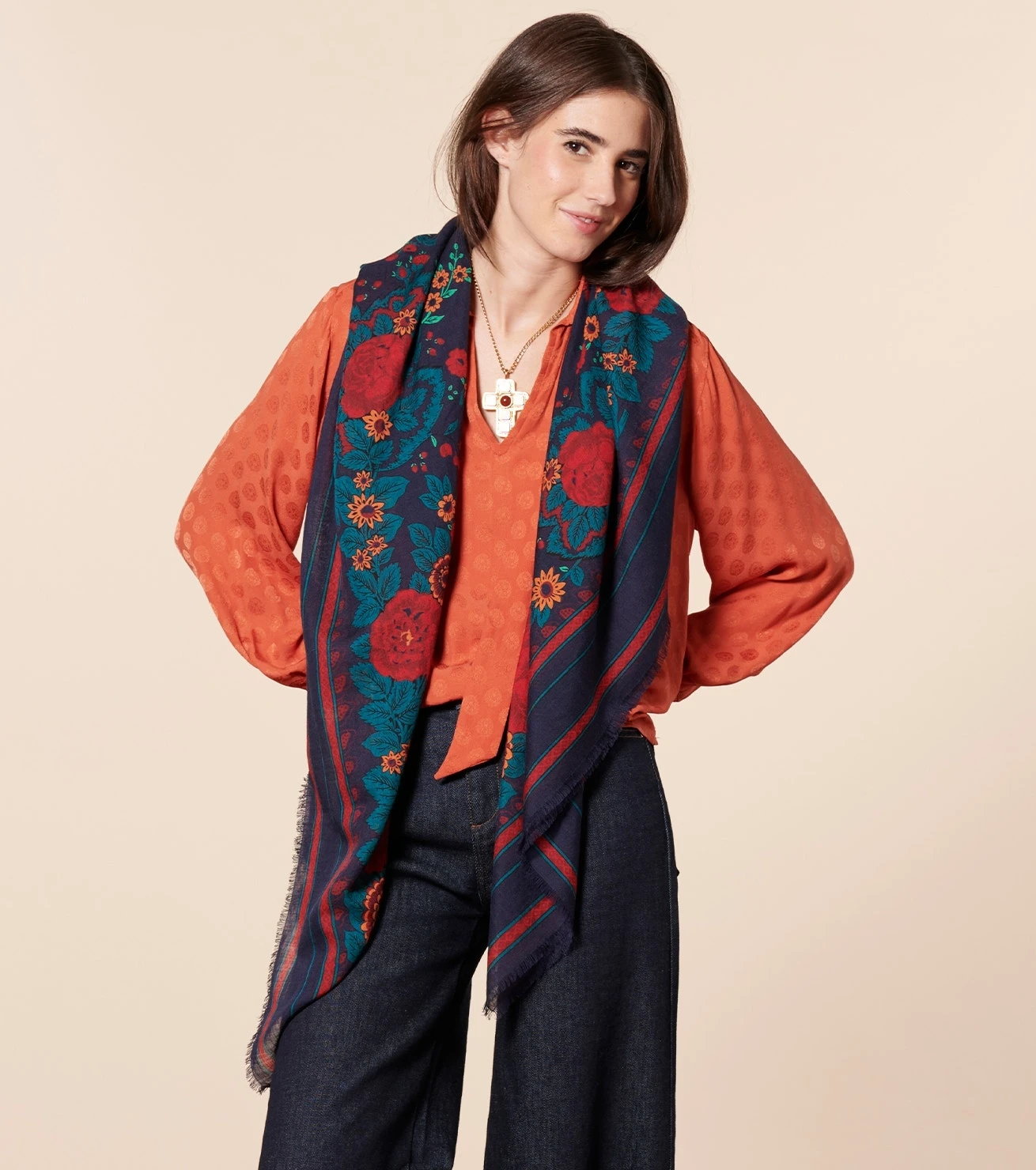 Châle En Laine Et Soie ARLATEN Nuit135 X 135 Cm 2 Châle En Laine Et Soie ARLATEN Nuit135 X 135 Cm – Image 2