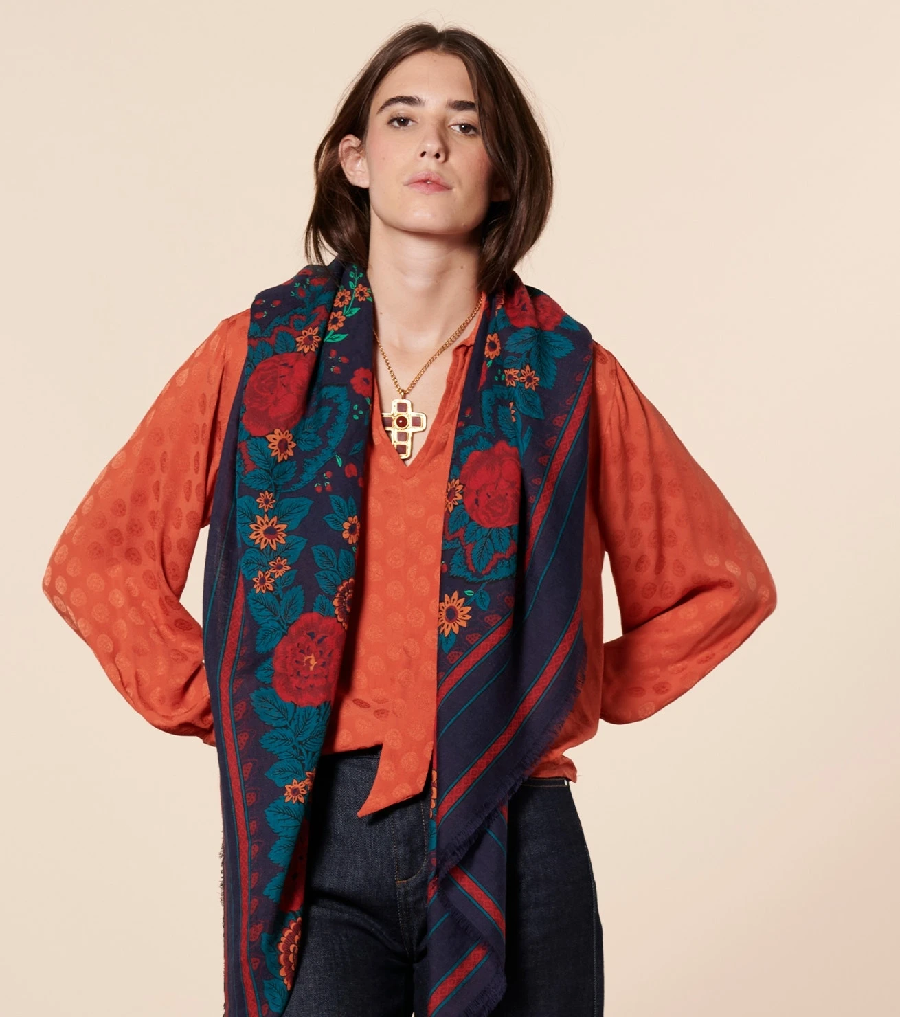 Châle En Laine Et Soie ARLATEN Nuit135 X 135 Cm 3 Châle En Laine Et Soie ARLATEN Nuit135 X 135 Cm – Image 3