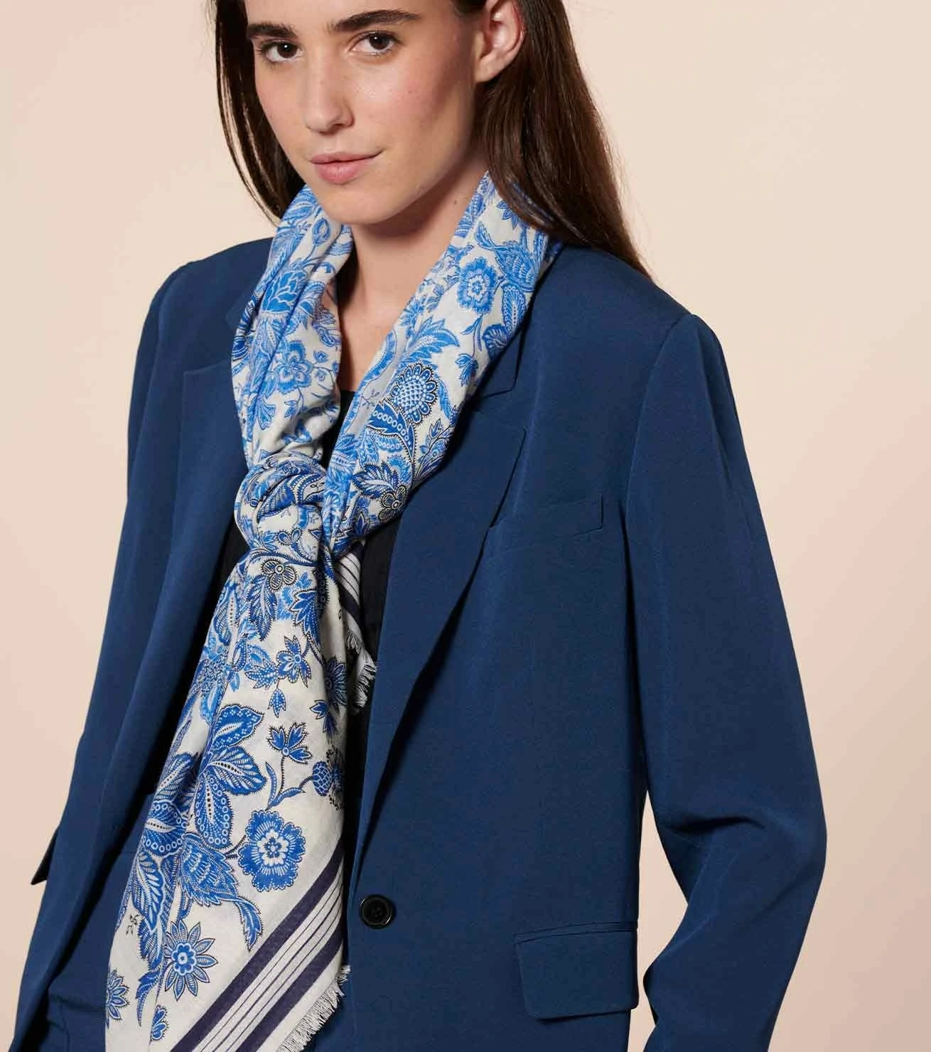 Châle En Laine Et Soie HERON Bleu 135 X 135 Cm 4 Châle En Laine Et Soie HERON Bleu 135 X 135 Cm – Image 4