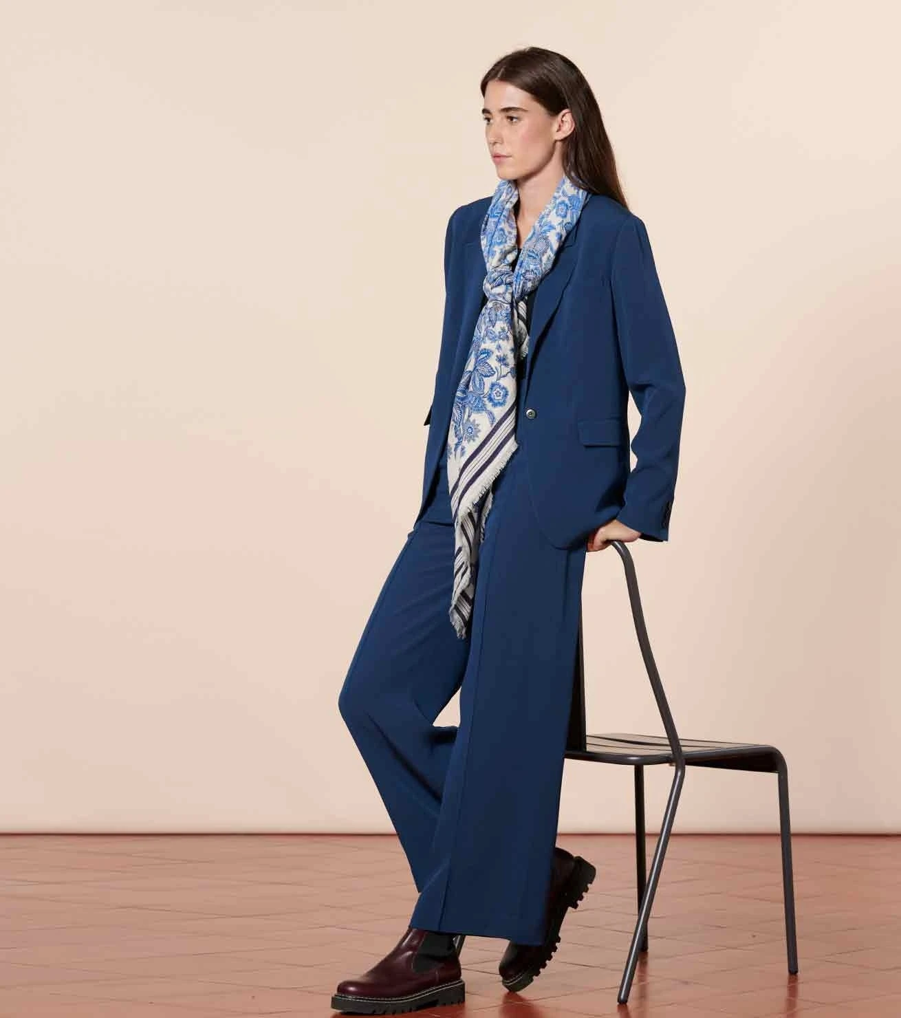 Châle En Laine Et Soie HERON Bleu 135 X 135 Cm 2 Châle En Laine Et Soie HERON Bleu 135 X 135 Cm – Image 2