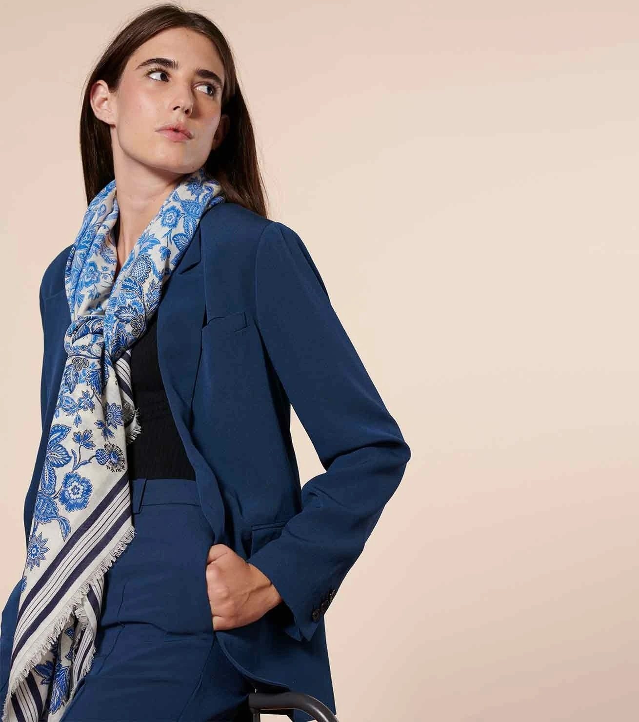 Châle En Laine Et Soie HERON Bleu 135 X 135 Cm 3 Châle En Laine Et Soie HERON Bleu 135 X 135 Cm – Image 3