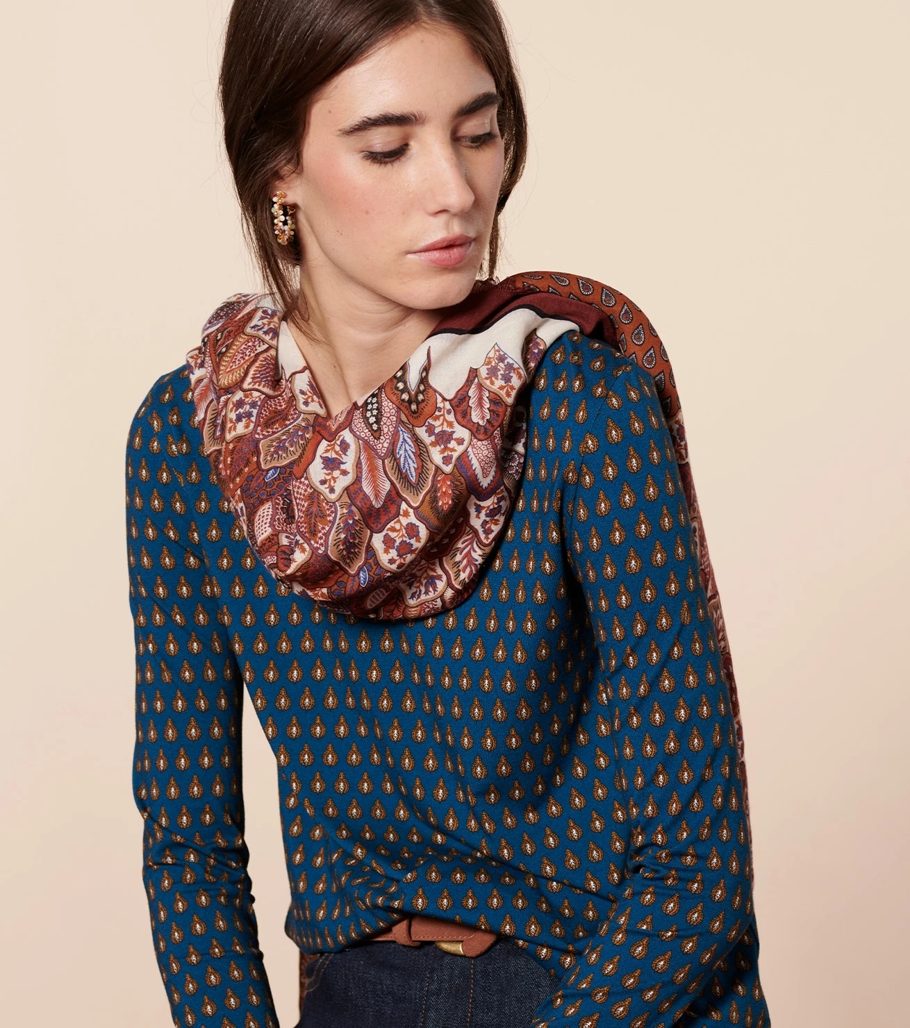 Châle En Laine Et Soie PARADISO Châtaigne 140 X 140 Cm 2 Châle En Laine Et Soie PARADISO Châtaigne 140 X 140 Cm – Image 2