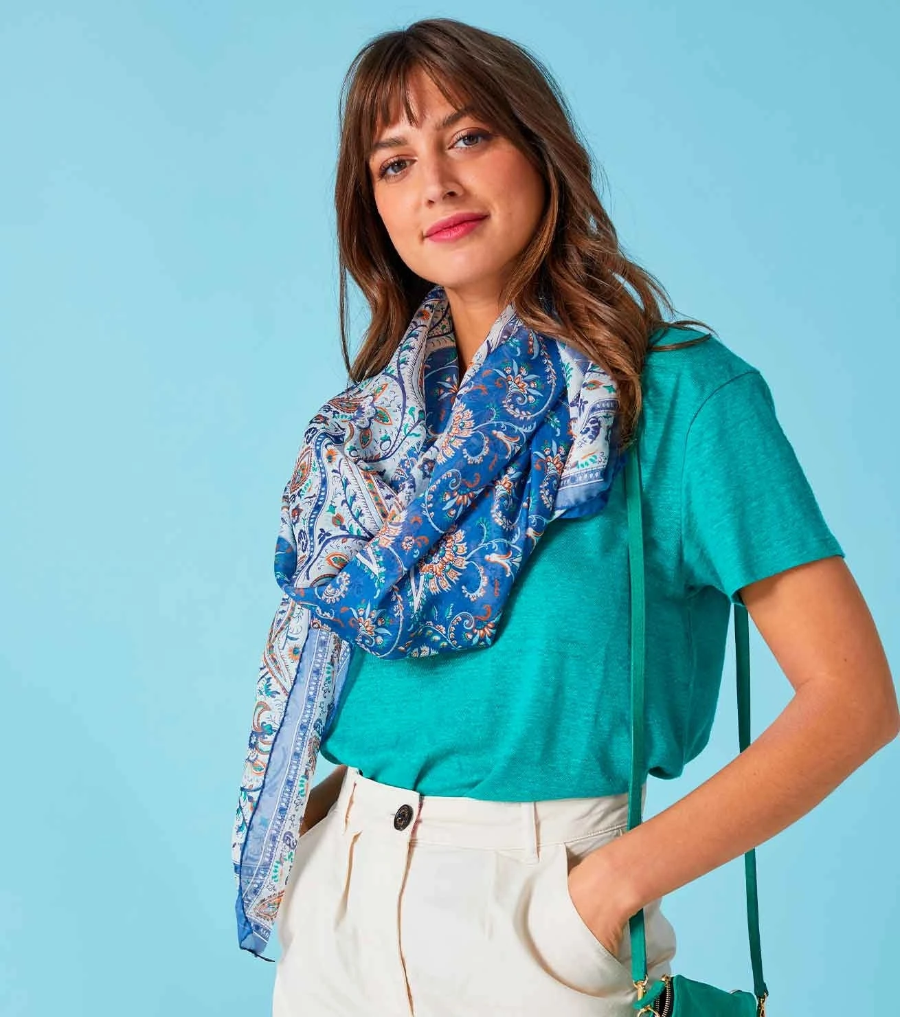 Châle En Mousseline De Soie PERSEPOLIS Bleu 135 X 135 Cm 2 Châle En Mousseline De Soie PERSEPOLIS Bleu 135 X 135 Cm – Image 2