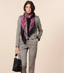 Châle En Laine Et Soie SLAVE Noir-Fuchsia 140 X 140 Cm -Mode Vêtements Magasin chale slave noir fuschia.2