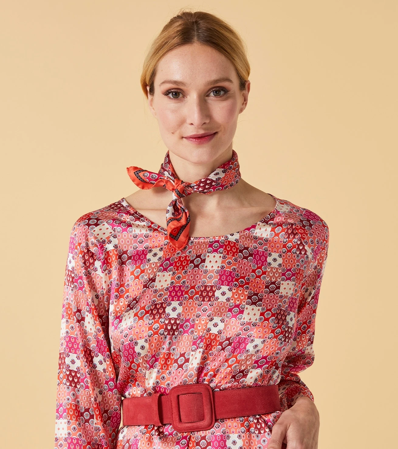 Pochette Gavroche En Twill De Soie LIBERTO Terracotta 45 X 45 Cm 2 Pochette Gavroche En Twill De Soie LIBERTO Terracotta 45 X 45 Cm – Image 2