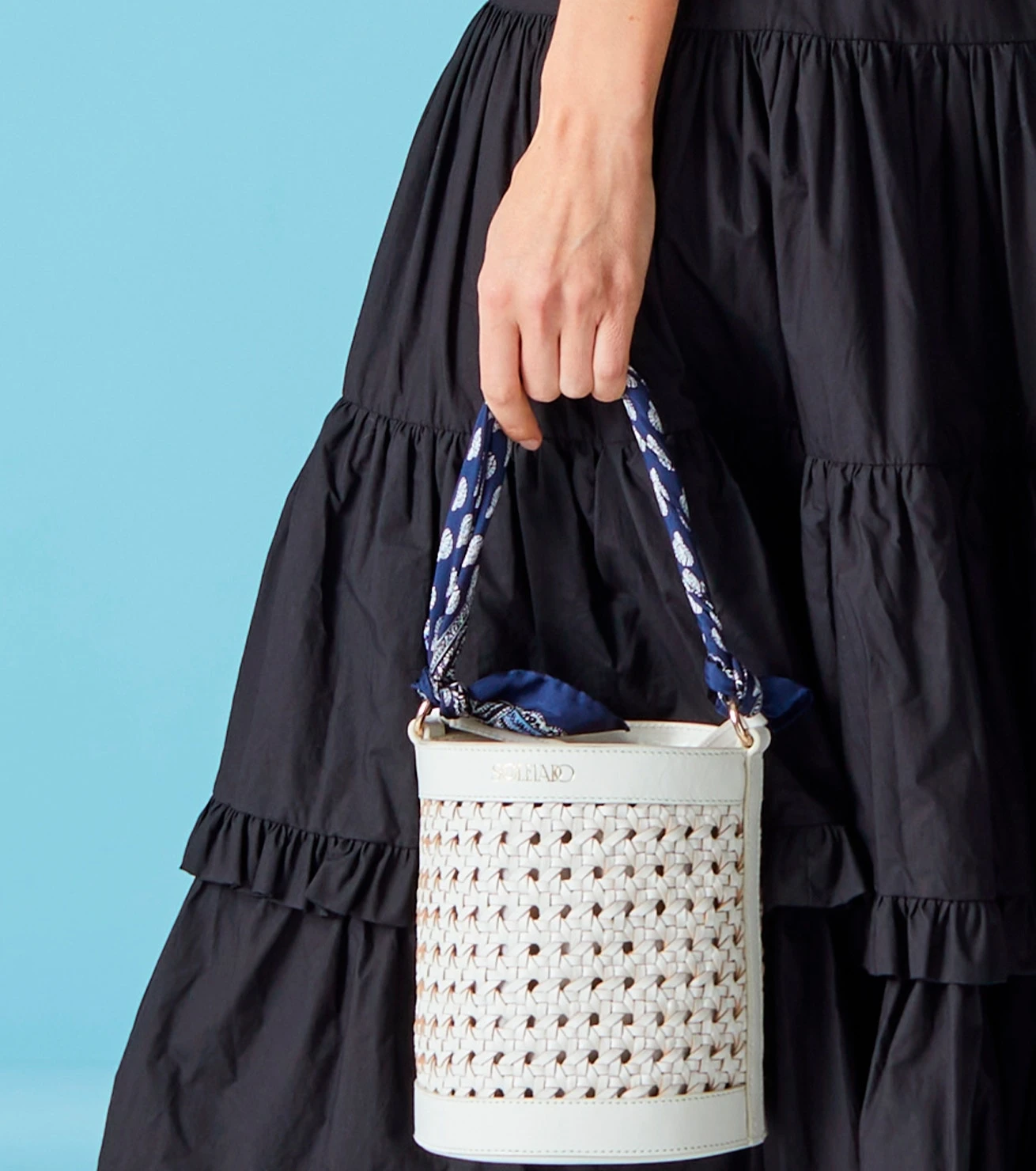 Pochette Gavroche En Twill De Soie SCARABEE Marine 45 X 45 Cm 2 Pochette Gavroche En Twill De Soie SCARABEE Marine 45 X 45 Cm – Image 2