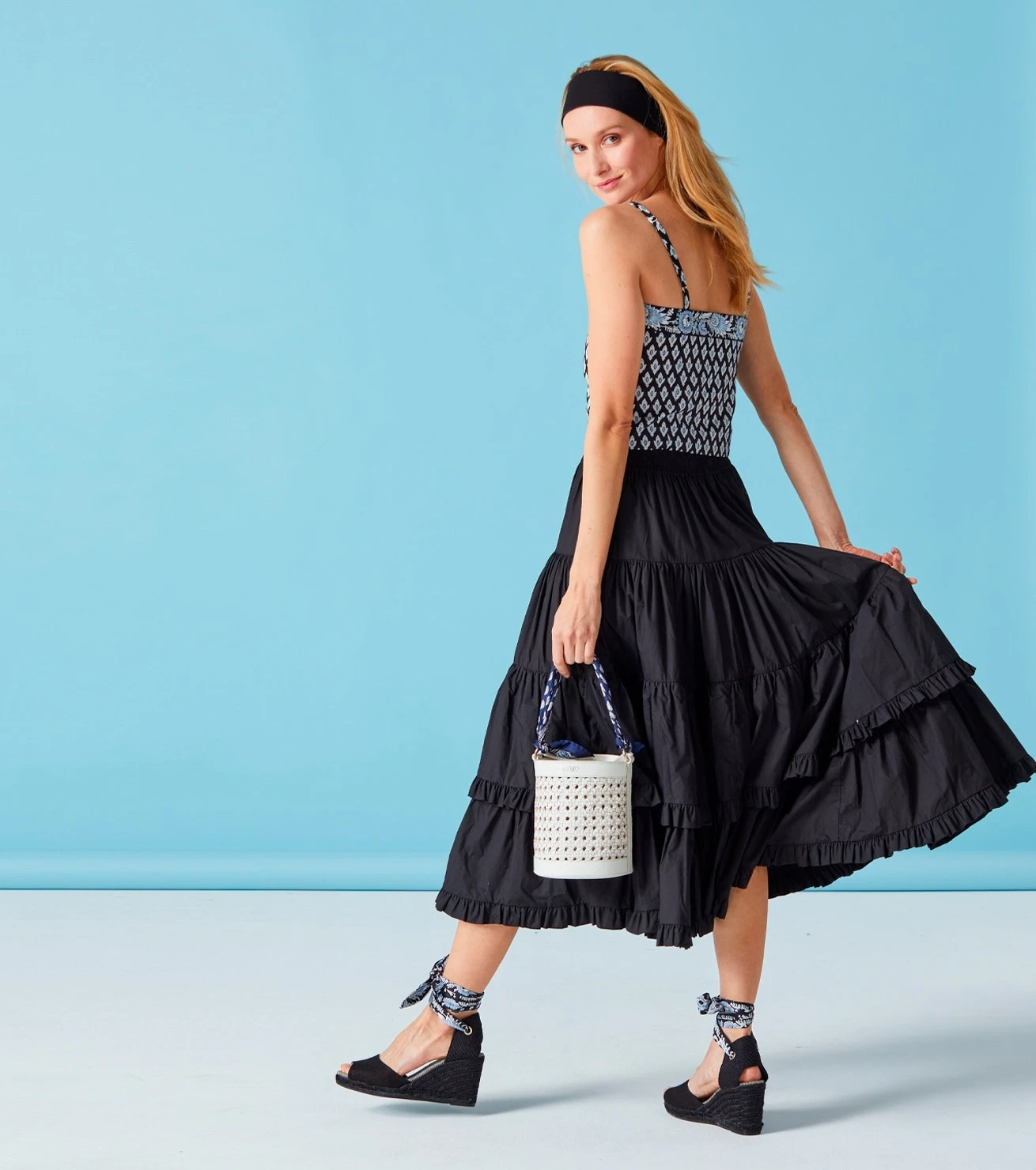 Pochette Gavroche En Twill De Soie SCARABEE Marine 45 X 45 Cm 3 Pochette Gavroche En Twill De Soie SCARABEE Marine 45 X 45 Cm – Image 3