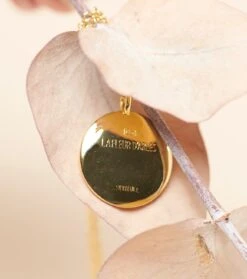 Collier MÉDAILLE Fleur D'Arles Doré