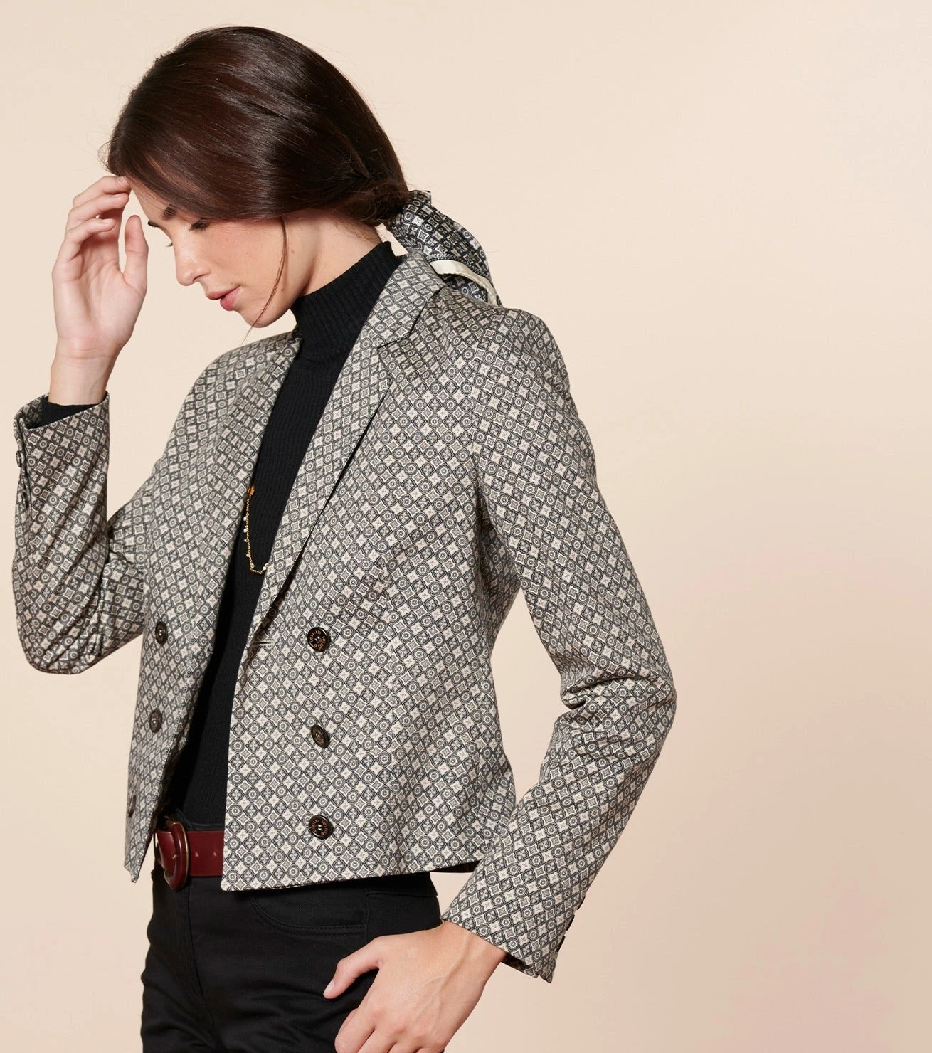 Pochette Gavroche En Twill De Soie Mini Mosaique 45 X 45 Cm Beige & Noire 3 Pochette Gavroche En Twill De Soie Mini Mosaique 45 X 45 Cm Beige & Noire – Image 3