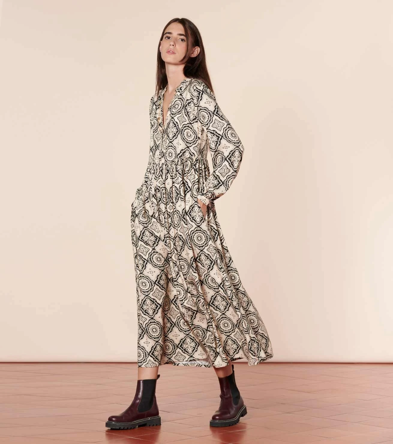 Robe BJORK "Mosaïque Grand" Nacre Noir 4 Robe BJORK "Mosaïque Grand" Nacre Noir – Image 4