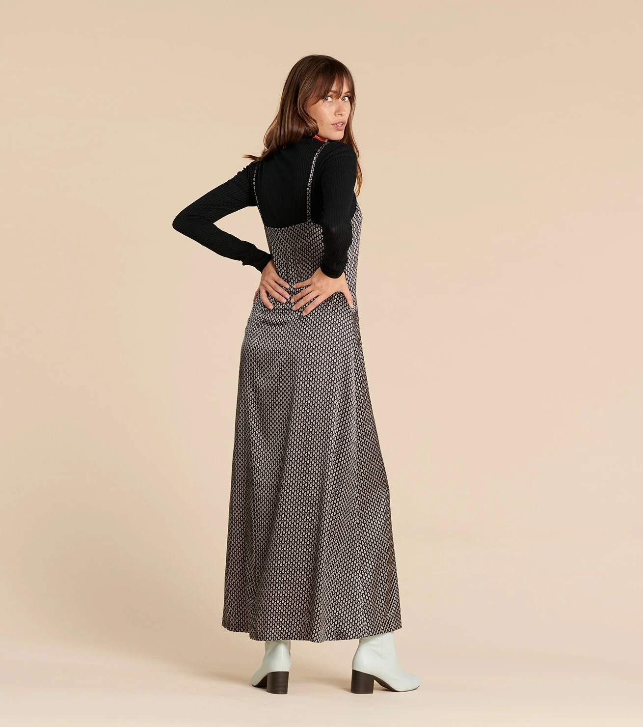 Robe COLOMBE Satin De Soie Petit Cachemire Noir Et écru 3 Robe COLOMBE Satin De Soie Petit Cachemire Noir Et écru – Image 3