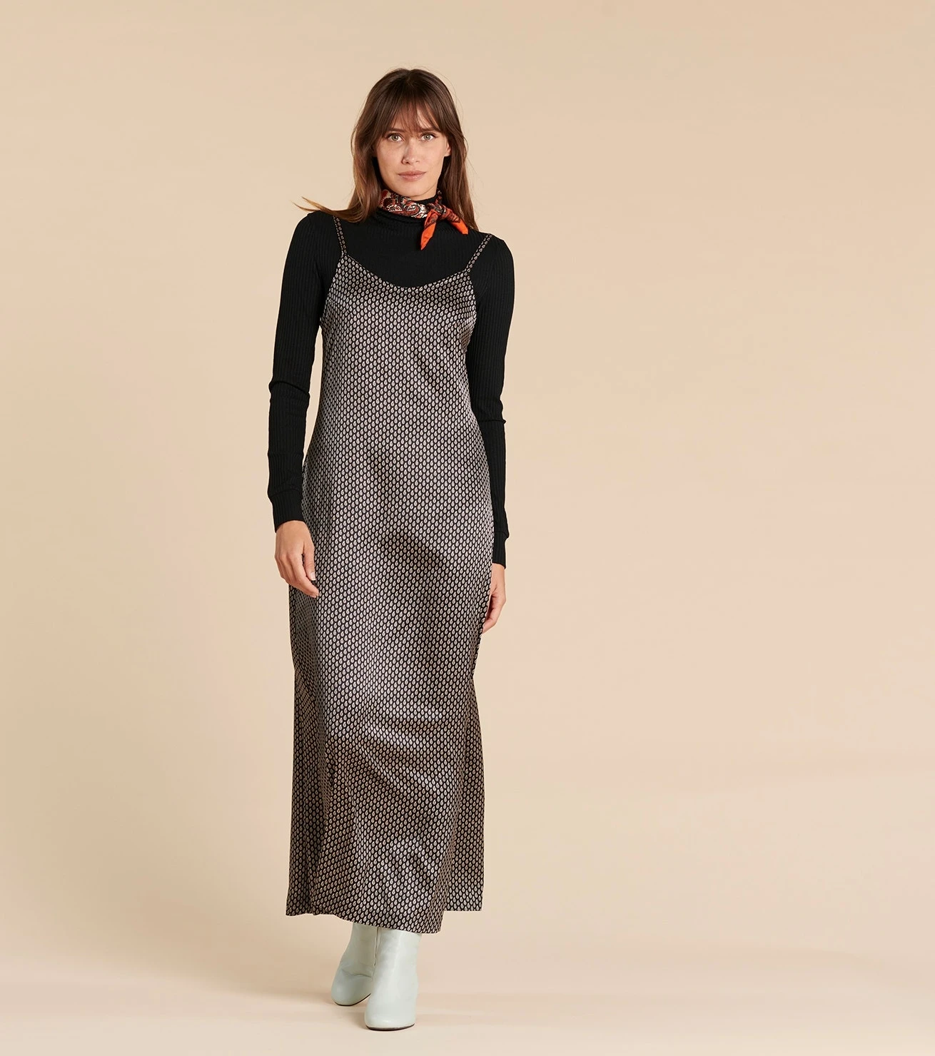 Robe COLOMBE Satin De Soie Petit Cachemire Noir Et écru 2 Robe COLOMBE Satin De Soie Petit Cachemire Noir Et écru – Image 2