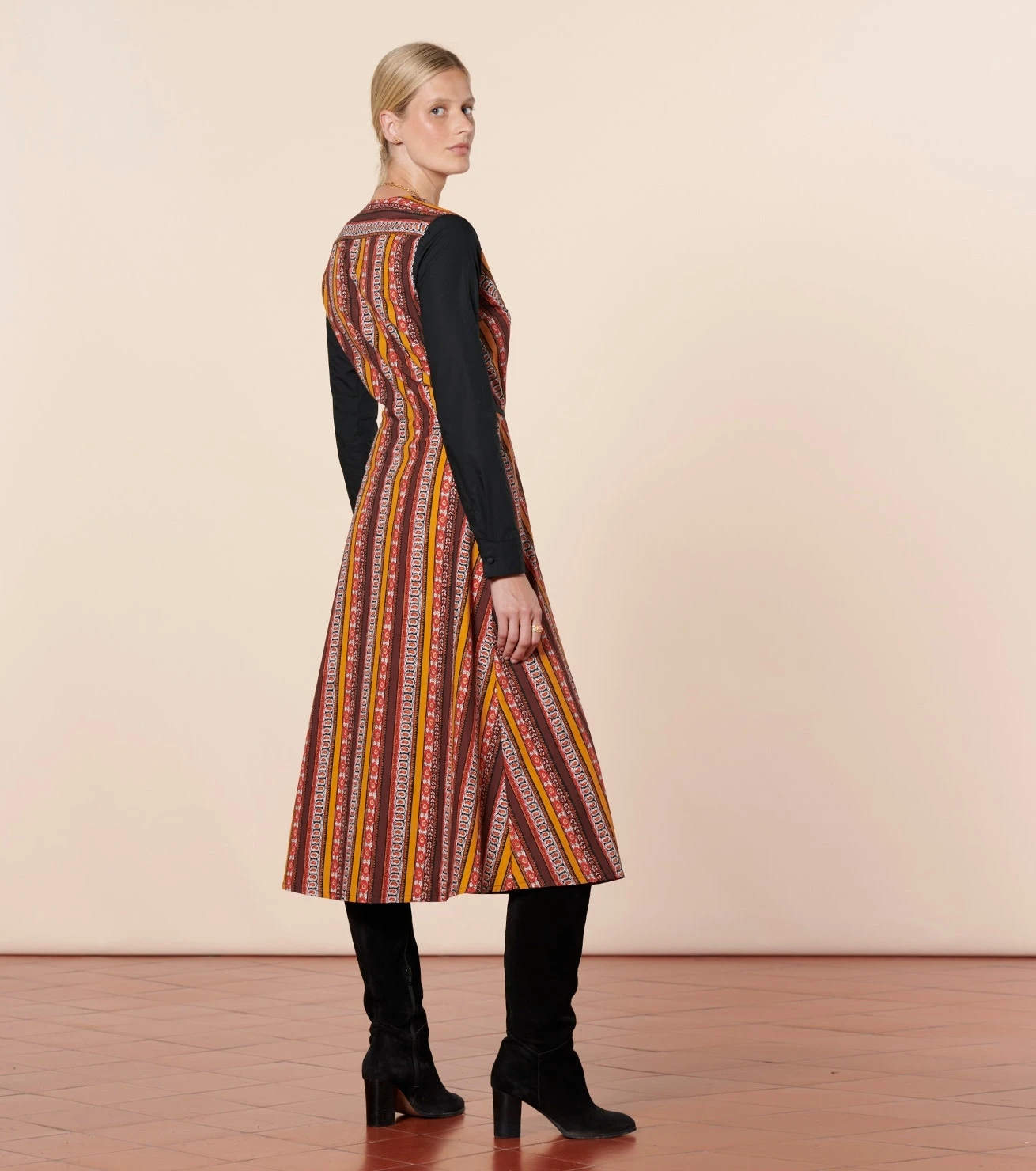 Robe NORINE Farandole Rayure Orange Noir 3 Robe NORINE Farandole Rayure Orange Noir – Image 3