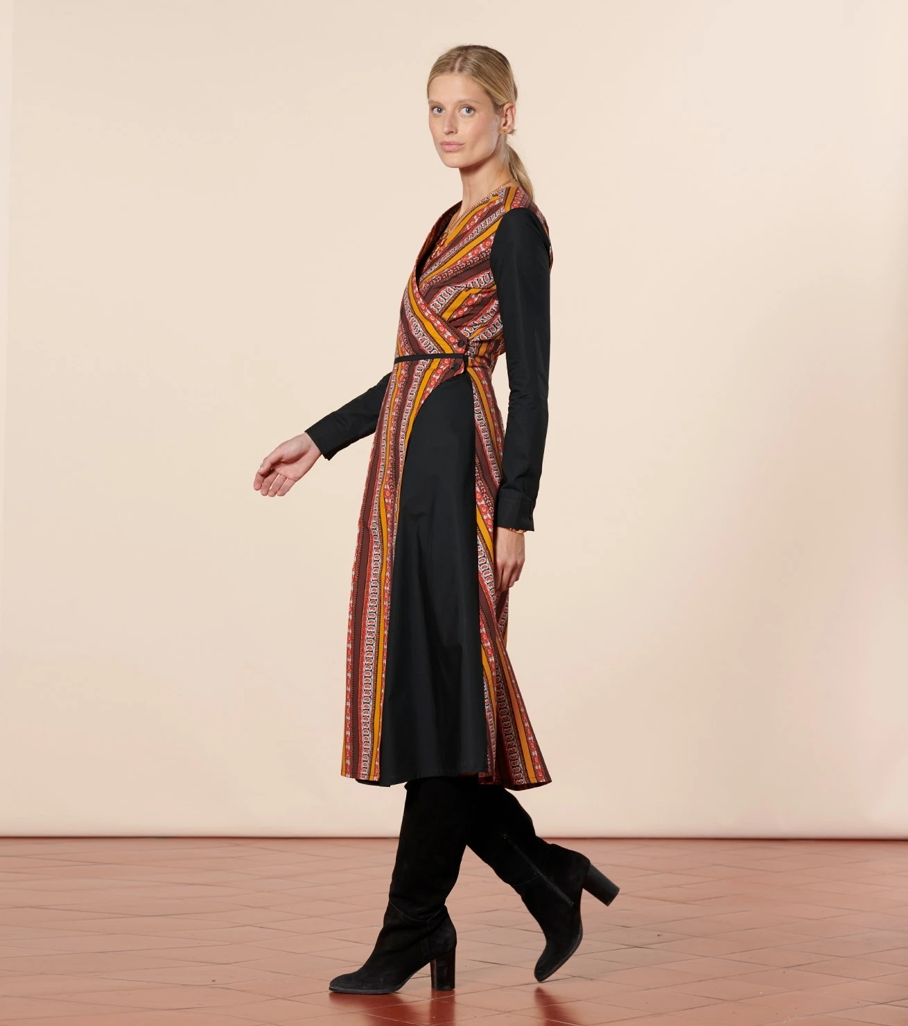 Robe NORINE Farandole Rayure Orange Noir 5 Robe NORINE Farandole Rayure Orange Noir – Image 5