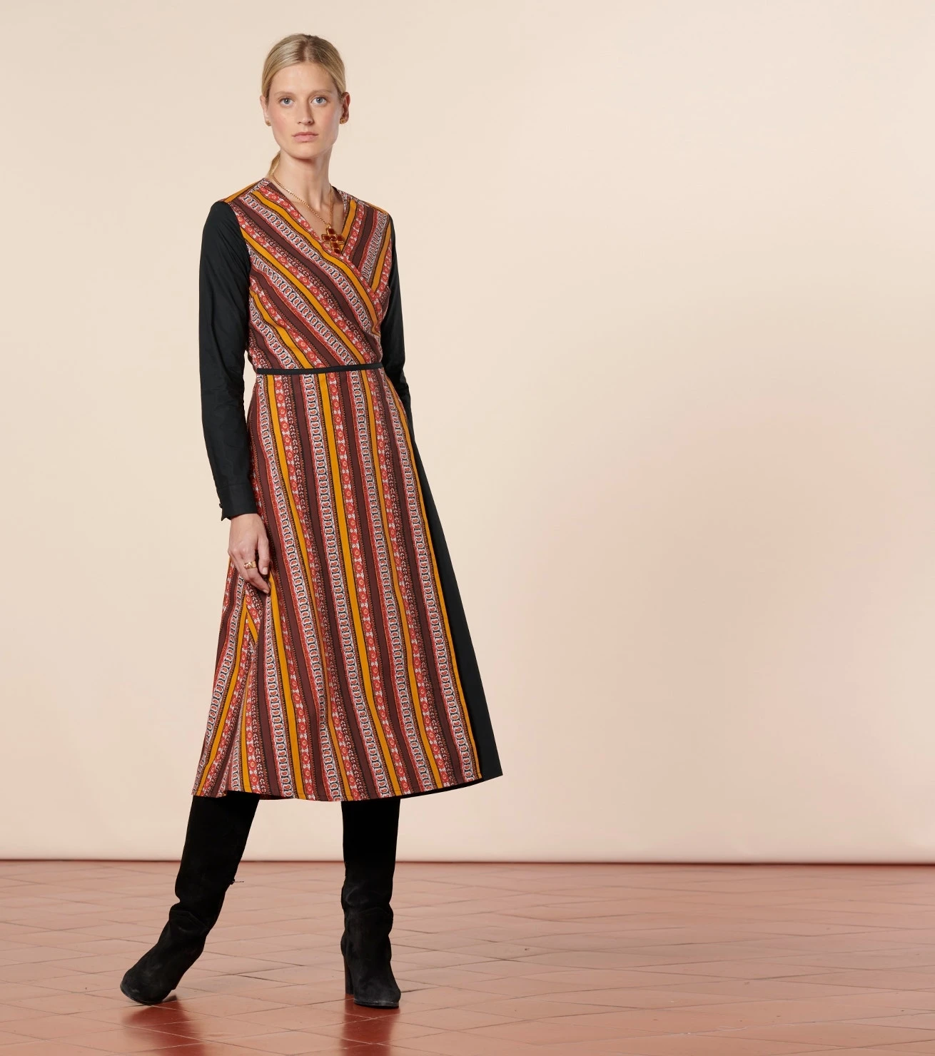 Robe NORINE Farandole Rayure Orange Noir 2 Robe NORINE Farandole Rayure Orange Noir – Image 2