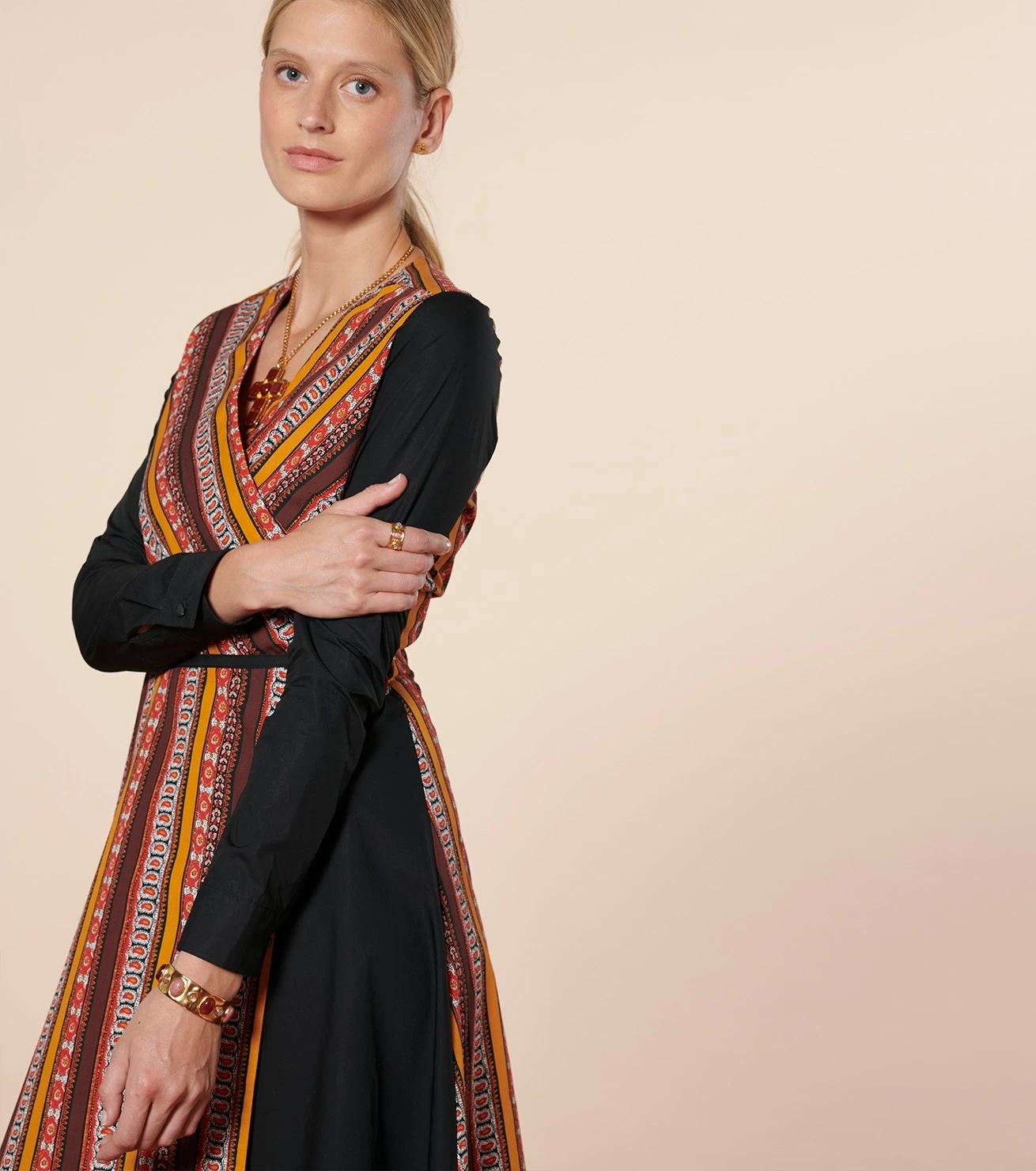 Robe NORINE Farandole Rayure Orange Noir 4 Robe NORINE Farandole Rayure Orange Noir – Image 4