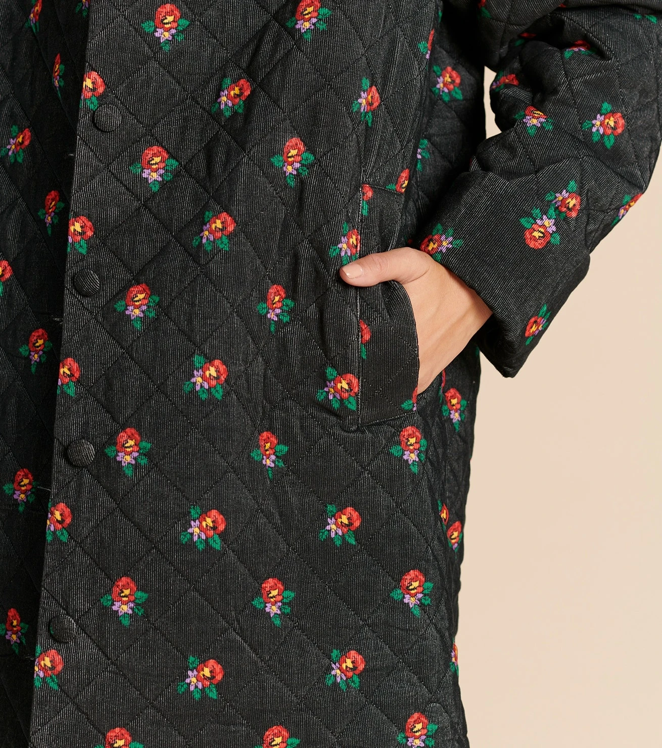 Veste Matelassée 3/4 THELMA Velours Printemps Noir Et Multico 2 Veste Matelassée 3/4 THELMA Velours Printemps Noir Et Multico – Image 2