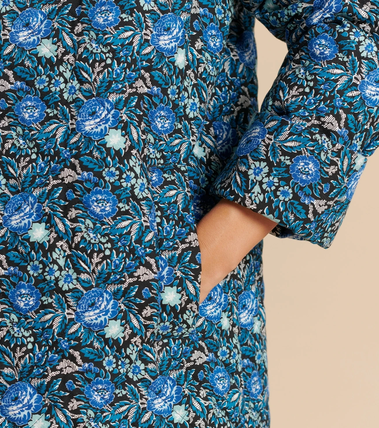 Veste Matelassée 3/4 THELMA Roseraie Bleu 6 Veste Matelassée 3/4 THELMA Roseraie Bleu – Image 6